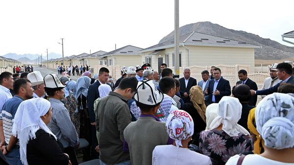 Президент Садыр Жапаров посетил городок для семьей погибших во время пограничного конфликта в Баткене. Архивное фото - Sputnik Кыргызстан