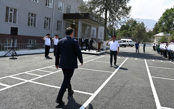 Президент Кыргызстана Садыр Жапаров в ходе поездки в Баткенскую область осмотрел новое современное здание отдела внутренних дел Кадамжайского района - Sputnik Кыргызстан