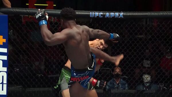 Жуткий болевой и жесткий нокаут — видео лучших моментов турнира UFC - Sputnik Кыргызстан