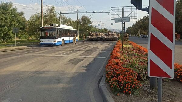 Танки на пересечении улиц Шабдан Баатыра и Валиханова (бывшие Чуй — Чолпонатинская) в Бишкеке - Sputnik Кыргызстан