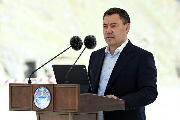 Президент подчеркнул, что государство уделяет особое внимание развитию энергетики, поскольку это основа экономики и одна из ключевых отраслей, способствующих улучшению условий жизни населения - Sputnik Кыргызстан