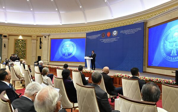 Он напомнил, что Кыргызстан установил дипломатические отношения со 165 странами и является членом 124 международных организаций. - Sputnik Кыргызстан