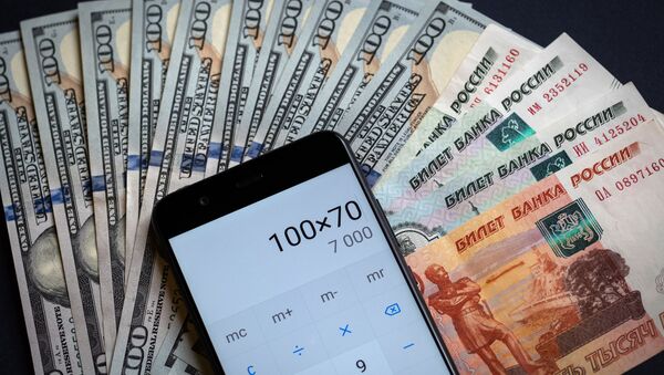 Калькулятор, купюры американских долларов и российских рублей. Архивное фото - Sputnik Кыргызстан