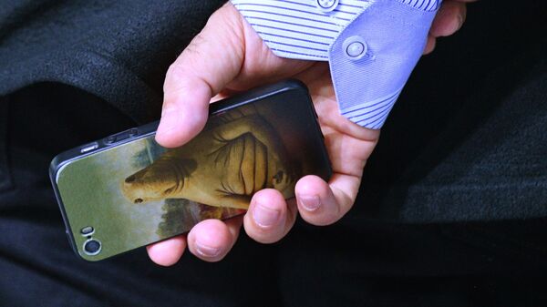 Телефон в руках мужчины. Архивное фото - Sputnik Кыргызстан