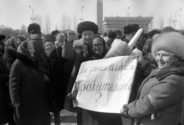 Архивные кадры первых лет независимого Кыргызстана - Sputnik Кыргызстан