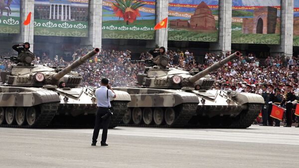 Военный парад на площади Ала-Тоо — видео - Sputnik Кыргызстан