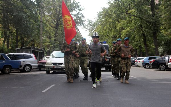 Сегодня, 31 августа, в 12:00 марафонский забег военнослужащего Национальной гвардии, гвардии прапорщика Кайратбека Рапиева завершился в городе Бишкек на площади Ала-Тоо. - Sputnik Кыргызстан