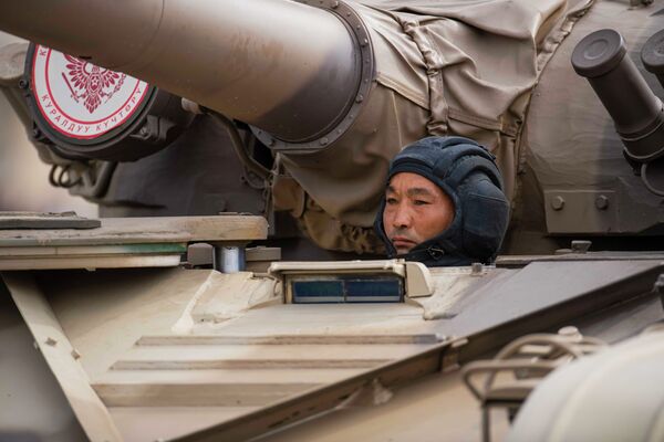 Т-72 техникасынын танкисти парад учурунда - Sputnik Кыргызстан
