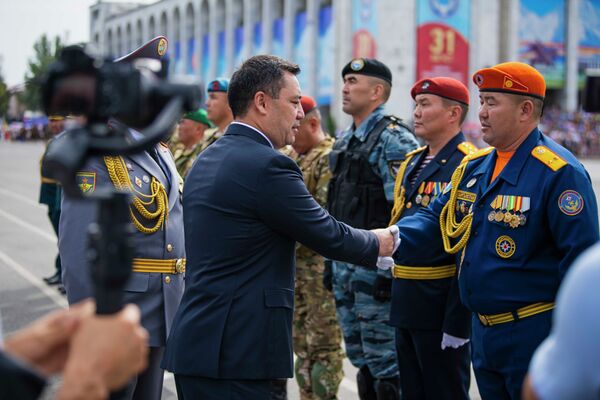 Коргоо министри Өмүралиев президент Жапаровго аскердик параддын катышуучуларын тааныштырып жатат - Sputnik Кыргызстан