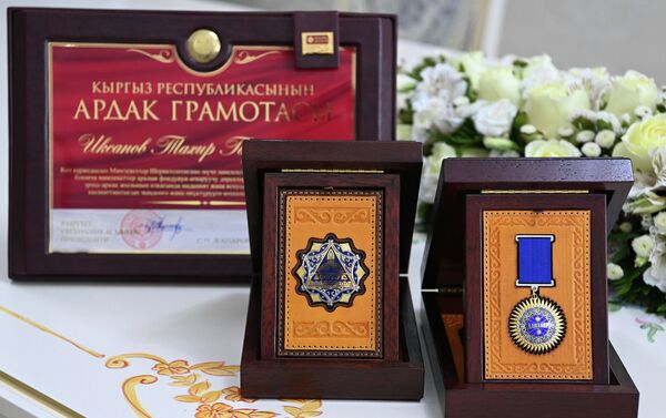 Президент Садыр Жапаров бүгүн, 31-августта, чет элдик бир катар өкүлдөрүнө ыйгарылган мамлекеттик сыйлыктарды тапшырды - Sputnik Кыргызстан