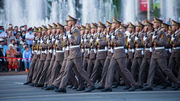 Военнослужащие пограничной службы на площади Ала-Тоо в Бишкеке. Архивное фото - Sputnik Кыргызстан
