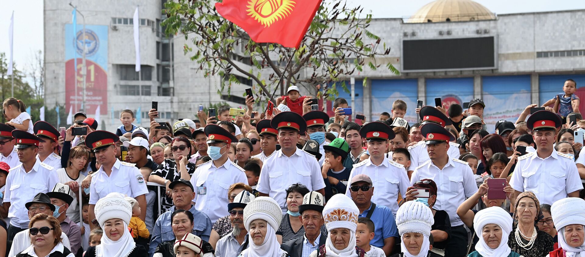 Люди на церемонии празднования 30-летия Дня независимости Кыргызстана на площади Ала-Тоо в Бишкеке. Архивное фото - Sputnik Кыргызстан, 1920, 14.10.2021