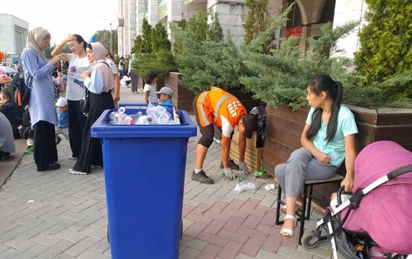 С площади Ала-Тоо в центре Бишкека после празднования Дня независимости и народных гуляний вывезли четыре тонны мусора - Sputnik Кыргызстан