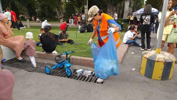 Уборка площади Ала-Тоо после празднования Дня независимости - Sputnik Кыргызстан