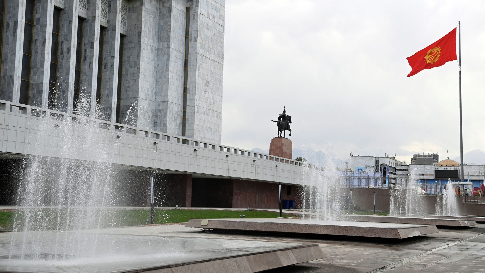 Фонтаны на площади Ала-Тоо в Бишкеке. Архивное фото - Sputnik Кыргызстан, 1920, 27.05.2022