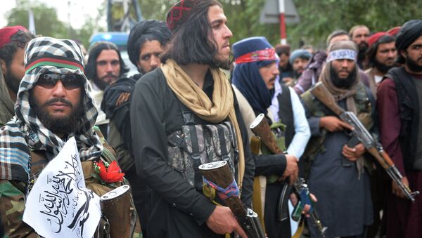 Боевики Талибана собираются на улице во время митинга в Кабуле - Sputnik Кыргызстан