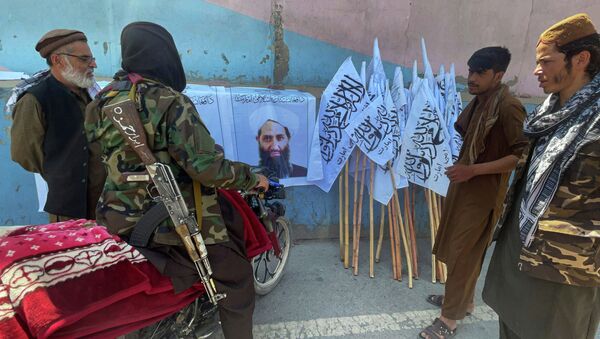 Члены Талибана смотрят на своего лидера Хайбатуллу Ахундзаду в Кабуле - Sputnik Кыргызстан