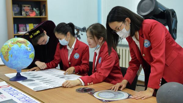 Ученики на занятиях в школе - Sputnik Кыргызстан