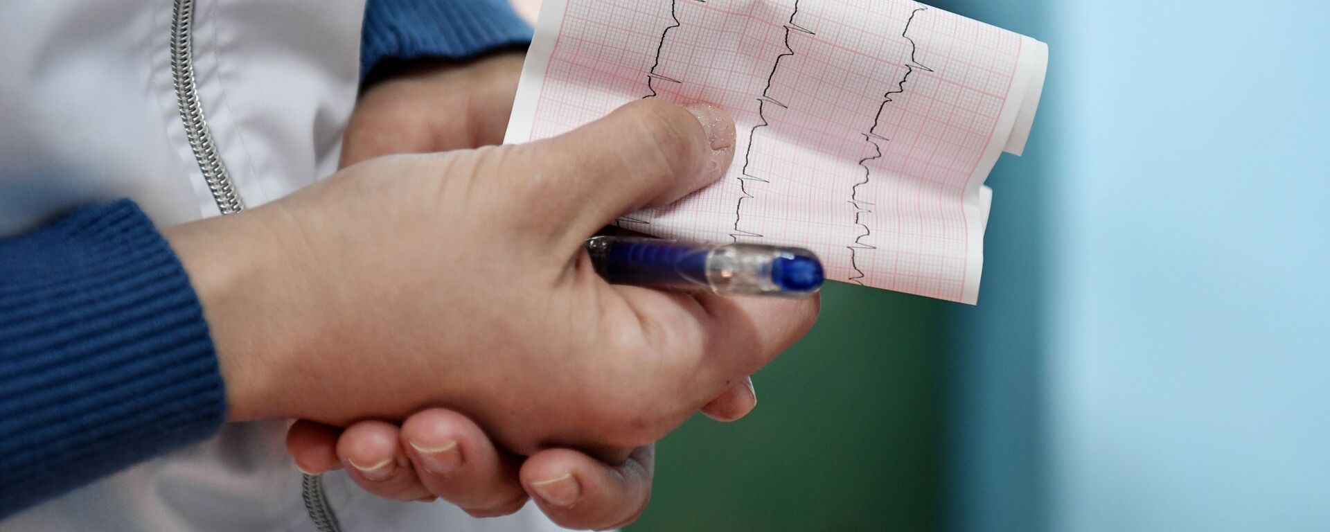 Медицинский работник держит кардиограмму сердца. Архивное фото - Sputnik Кыргызстан, 1920, 04.12.2021
