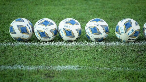 Футбольные мячи на газоне стадиона имени Долона Омурзакова. Архивное фото - Sputnik Кыргызстан