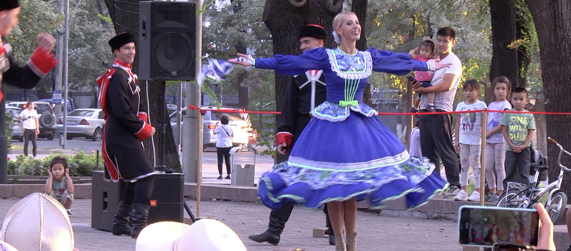 В Бишкеке под открытым небом выступили российские артисты — видео - Sputnik Кыргызстан, 1920, 03.09.2021