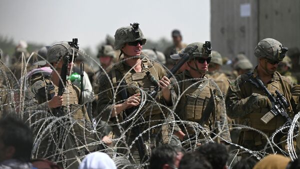 Американские солдаты стоят на страже возле военной части аэропорта в Кабуле - Sputnik Кыргызстан