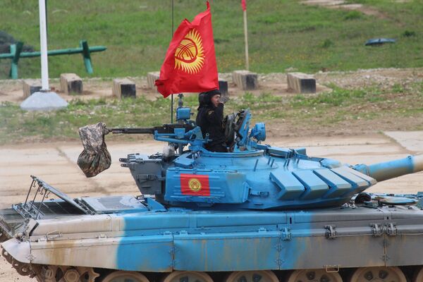 Кыргызстандын танк биатлонунун командасы  Танк биатлону — 2021 жарышы учурунда - Sputnik Кыргызстан