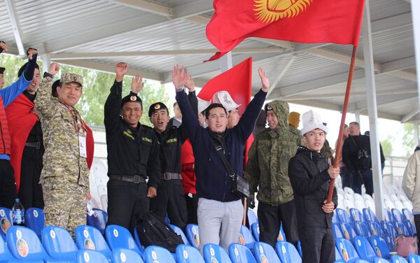 В финальном заезде эстафеты участвовали экипажи Кыргызстана, Таджикистана, Мьянмы, Южной Осетии - Sputnik Кыргызстан