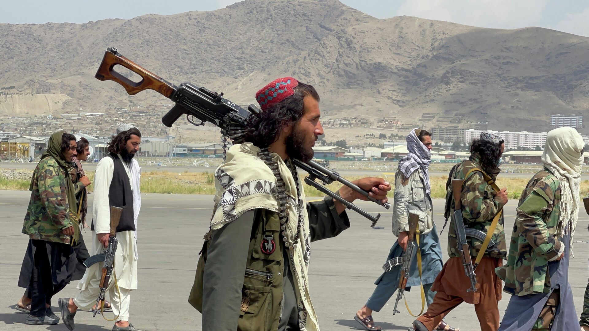 Боевики Талибана патрулирует взлетно-посадочную полосу в Афганистане - Sputnik Кыргызстан, 1920, 03.09.2021