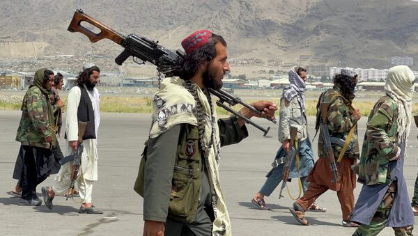 Боевики Талибана патрулирует взлетно-посадочную полосу в Афганистане - Sputnik Кыргызстан