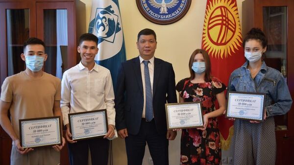 Вручение сертификатов воспитанникам Социального общежития, поступившим в Чувашский Государственный университет - Sputnik Кыргызстан