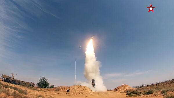 Полет ракет, выпущенных из зенитных комплексов — зрелищное видео из РФ - Sputnik Кыргызстан