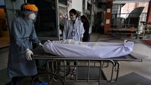 Работники больницы перемещают тела умерших от COVID-19. Архивное фото - Sputnik Кыргызстан
