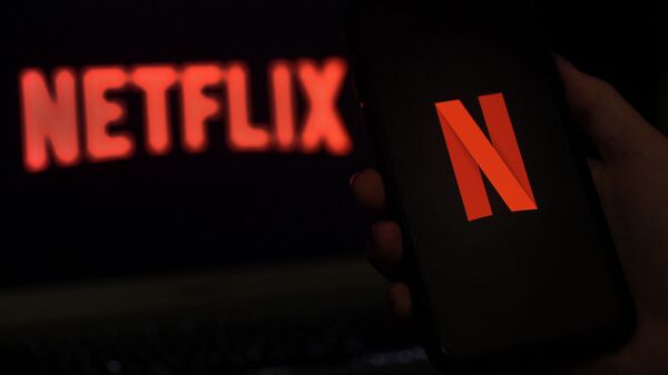 Логотип Netflix на экране компьютера и смартфона. Архивное фото - Sputnik Кыргызстан