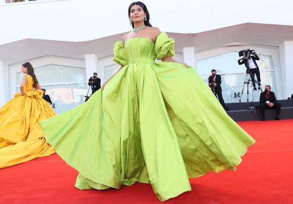 Модель индийского происхождения, основательница блога Woman of the World Фархана Боди на церемонии открытия 78-го Венецианского международного кинофестиваля - Sputnik Кыргызстан