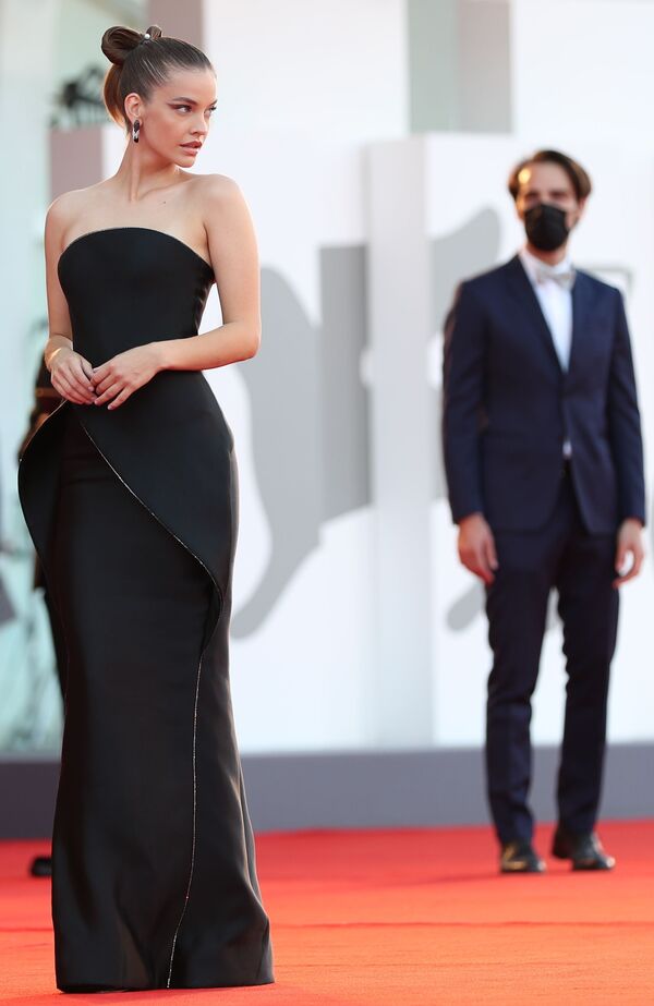 Модель и актриса Барбара Палвин на церемонии открытия 78-го Венецианского международного кинофестиваля - Sputnik Кыргызстан