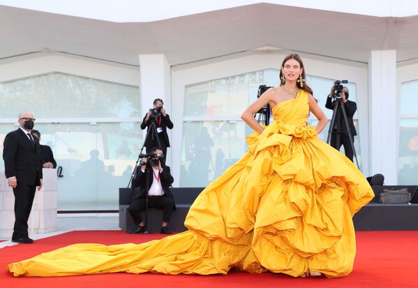 Итальянская модель Бьянка Балти на церемонии открытия 78-го Венецианского международного кинофестиваля - Sputnik Кыргызстан