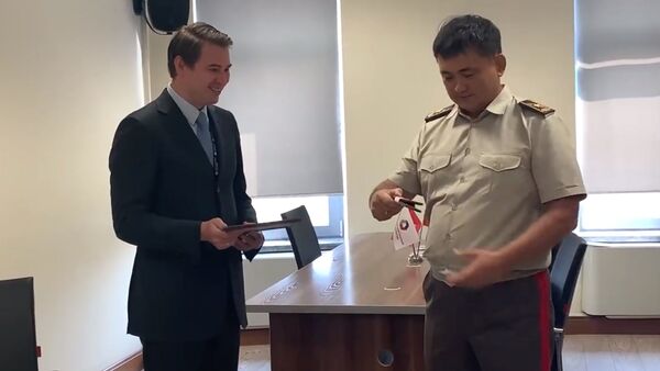 Артем Новиков получил воинское звание старшего лейтенанта — видео - Sputnik Кыргызстан