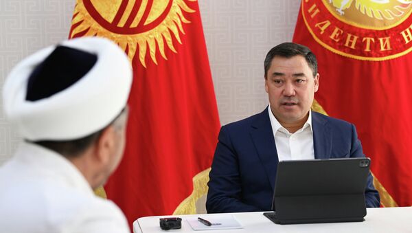 Президент Кыргызстана Садыр Жапаров во время встречи с муфтием Кыргызстана Замиром каары Ракиевым. 06 сентября 2021 года - Sputnik Кыргызстан