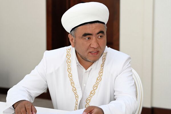 Ракиев поддержал мнение президента о необходимости улучшения качества религиозного образования, так как именно из-за неграмотных пропагандистов простое население часто впитывает искаженные, а иногда и совершенно противоречащие исламу идеи - Sputnik Кыргызстан