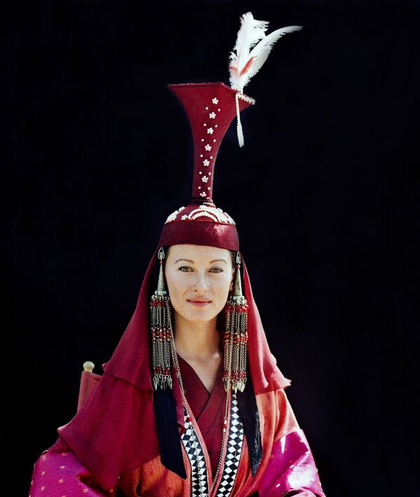 Атактуу актриса Жулия Никсон 1990-жылдардын башында Кыргызстанда мейман болуп тасмага түшкөн - Sputnik Кыргызстан