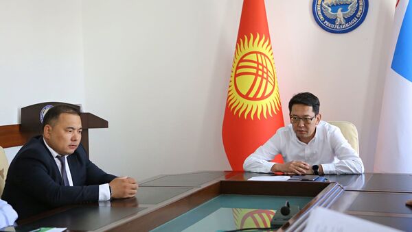 Новый мэр Оша Алмаз Мамбетов во время совещания - Sputnik Кыргызстан