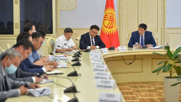 Министрлер кабинетинин төрагасы Улукбек Марипов министрлер кабинетинин мүчөлөрү менен актуалдуу социалдык-экономикалык маселелер боюнча кеңешме учурунда - Sputnik Кыргызстан