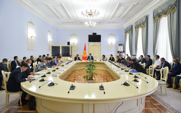 Председатель кабинета министров КР Улукбек Марипов провел совещание с членами правительства по актуальным социально-экономическим вопросам - Sputnik Кыргызстан