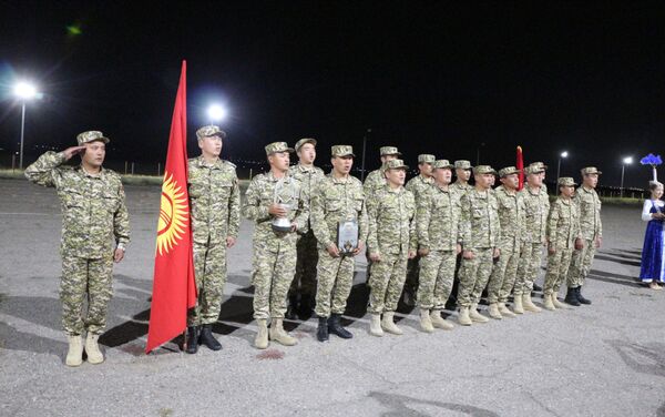 Ночью 7 сентября на авиабазе Кант прошла церемония встречи военнослужащих из Кыргызстана, которые участвовали в Международных армейских играх (АрМИ) — 2021 - Sputnik Кыргызстан