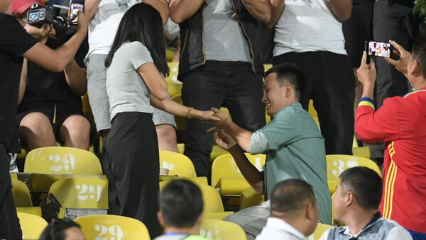Предложение руки и сердца во время матча Кыргызстан — Бангладеш - Sputnik Кыргызстан