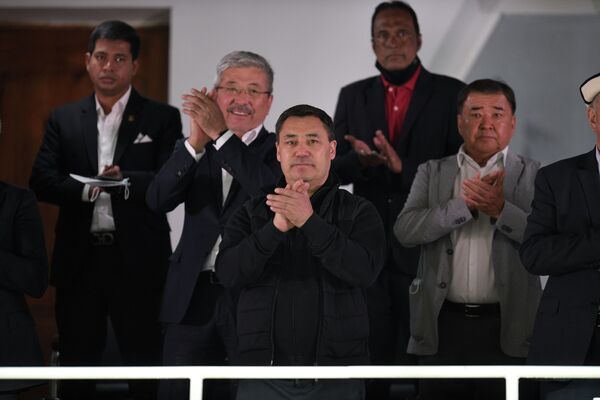 За сборную Кыргызстана приехал поболеть на стадион и президент Садыр Жапаров - Sputnik Кыргызстан