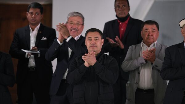 Президент Садыр Жапаров на трибунах стадиона во время матча Кыргызстан — Бангладеш - Sputnik Кыргызстан