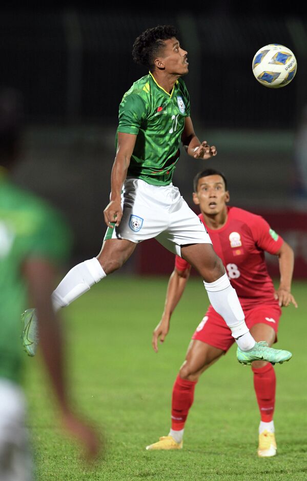 В начале матча бангладешцы еще сдерживали атаки соперников - Sputnik Кыргызстан