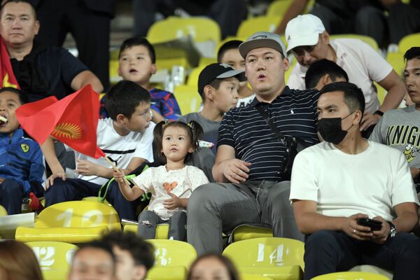 На матч пришло около 14 тысяч болельщиков, в том числе с семьями - Sputnik Кыргызстан